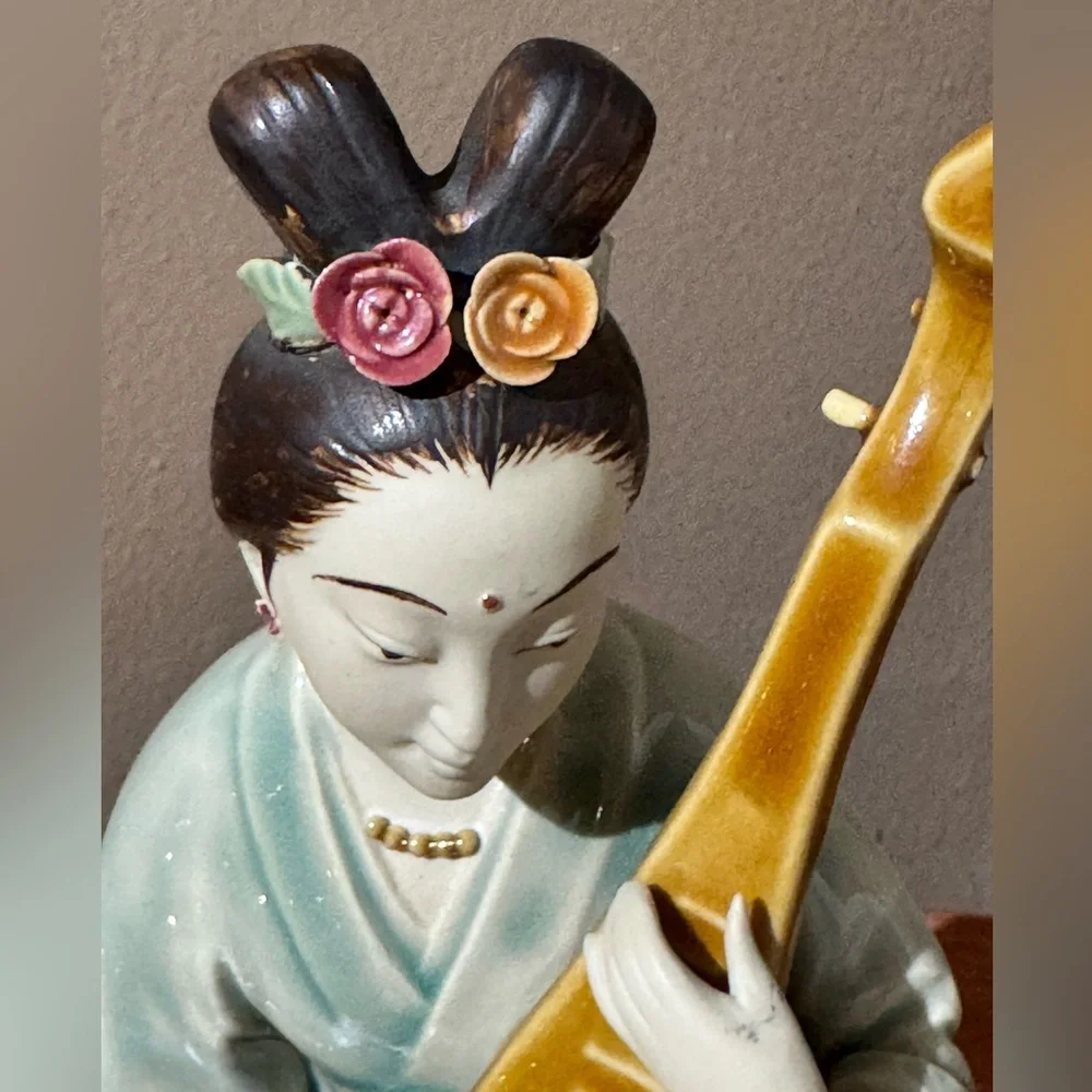 Seated Japanese Geisha Girl Playing the Pipa Hand Painted Porcelain Figurine 🏯